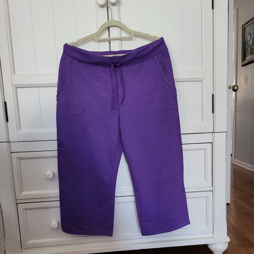 Hanes capri length sweat pants, size L, NWOT